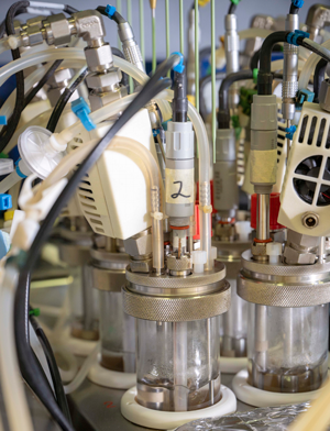 TU_KIWI-biolab_Print_30 BioXplorer 100 reactors close up