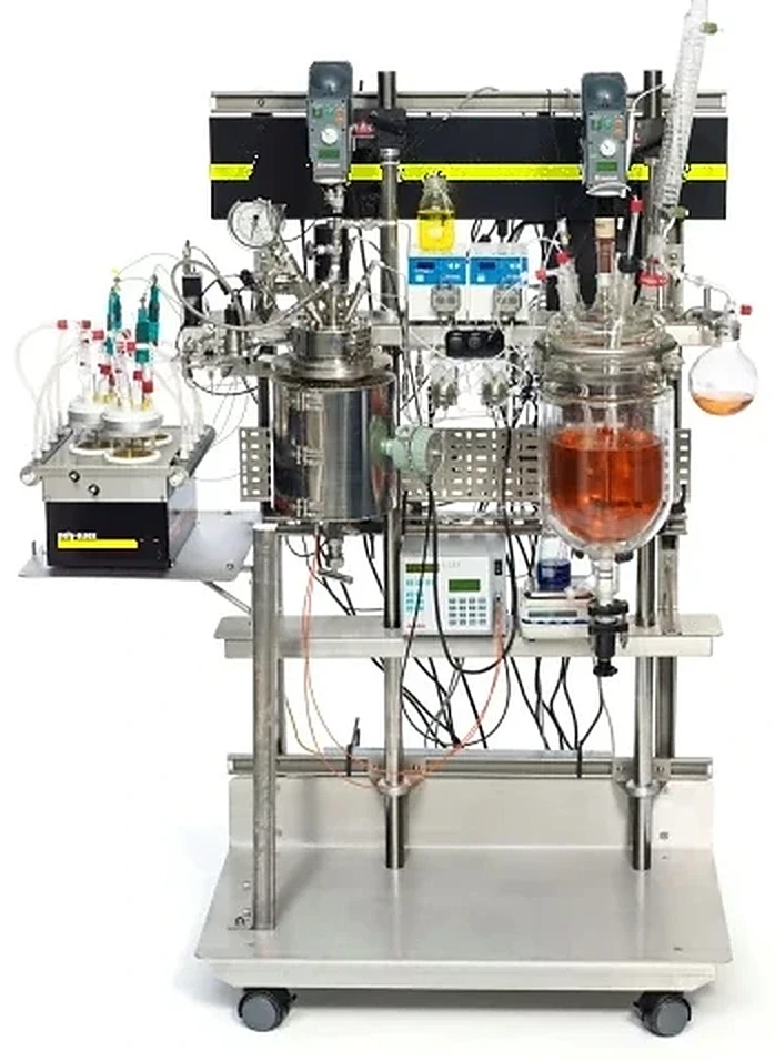 AutoLAB bench system with a jacketed glass reactor and a metal pressure reactor on one mobile frame
