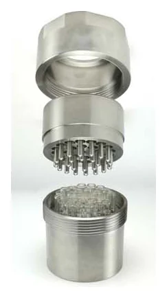 CAT vessel in three parts: closure, cooled head and the vial block